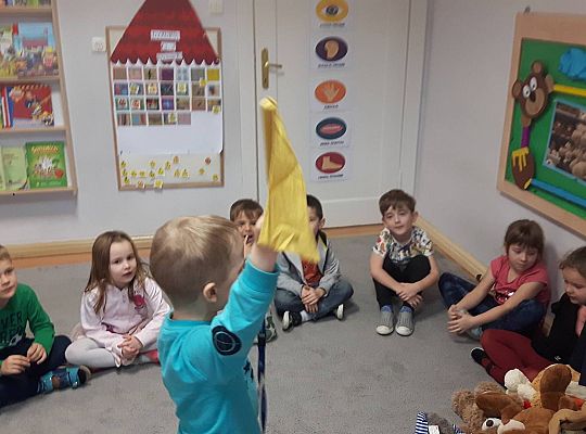 Gr III Tata Wiktorii czyta dzieciom- dzień kolejarza