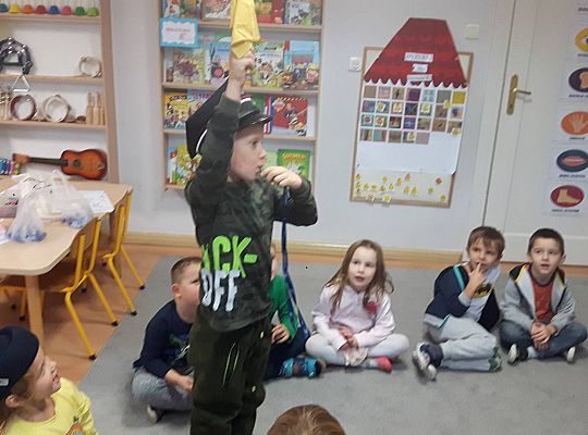 Gr III Tata Wiktorii czyta dzieciom- dzień kolejarza