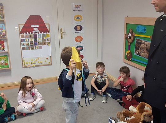 Gr III Tata Wiktorii czyta dzieciom- dzień kolejarza