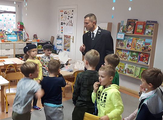 Gr III Tata Wiktorii czyta dzieciom- dzień kolejarza