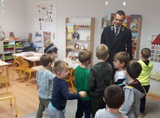 Gr III Tata Wiktorii czyta dzieciom- dzień kolejarza