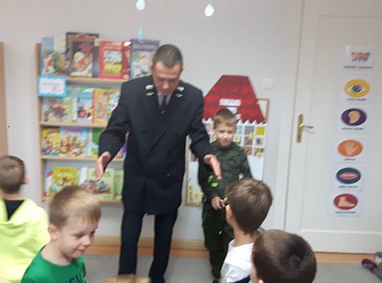 Gr III Tata Wiktorii czyta dzieciom- dzień kolejarza