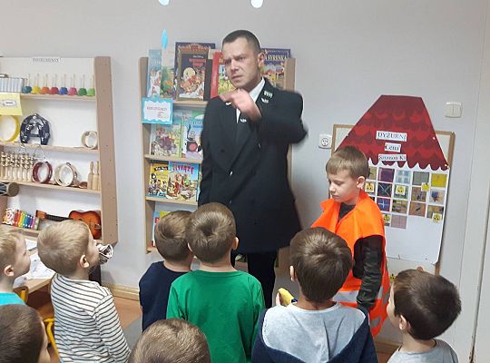 Gr III Tata Wiktorii czyta dzieciom- dzień kolejarza