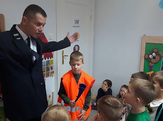 Gr III Tata Wiktorii czyta dzieciom- dzień kolejarza