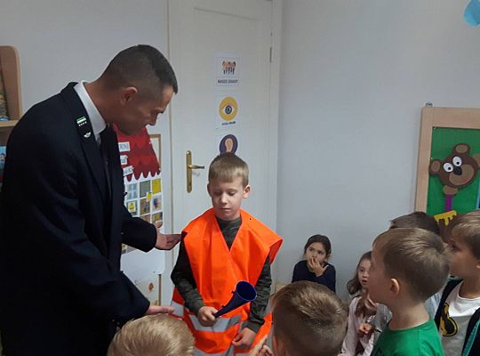 Gr III Tata Wiktorii czyta dzieciom- dzień kolejarza