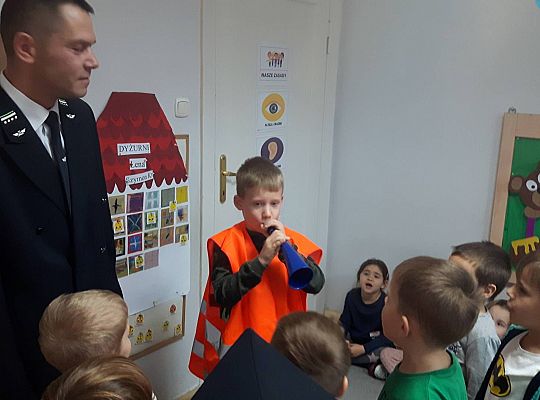 Gr III Tata Wiktorii czyta dzieciom- dzień kolejarza