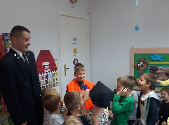 Gr III Tata Wiktorii czyta dzieciom- dzień kolejarza