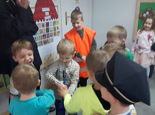 Gr III Tata Wiktorii czyta dzieciom- dzień kolejarza