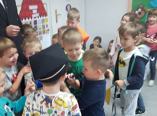 Gr III Tata Wiktorii czyta dzieciom- dzień kolejarza