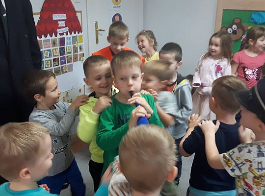 Gr III Tata Wiktorii czyta dzieciom- dzień kolejarza