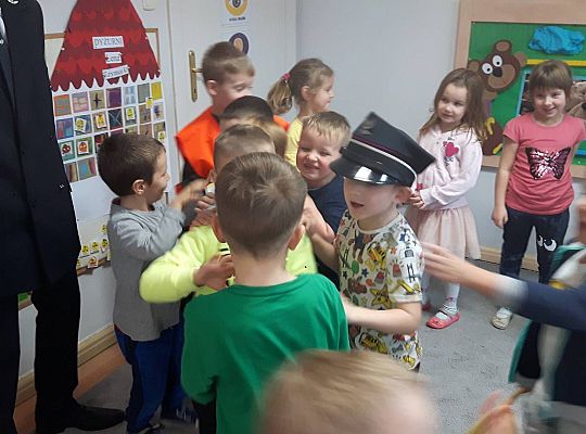 Gr III Tata Wiktorii czyta dzieciom- dzień kolejarza