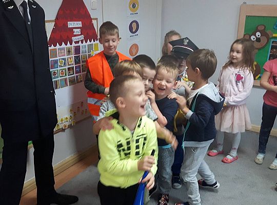 Gr III Tata Wiktorii czyta dzieciom- dzień kolejarza