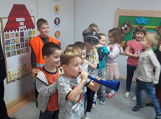 Gr III Tata Wiktorii czyta dzieciom- dzień kolejarza