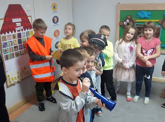 Gr III Tata Wiktorii czyta dzieciom- dzień kolejarza