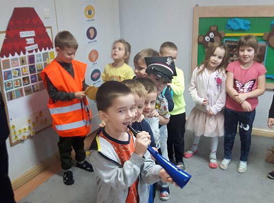 Gr III Tata Wiktorii czyta dzieciom- dzień kolejarza