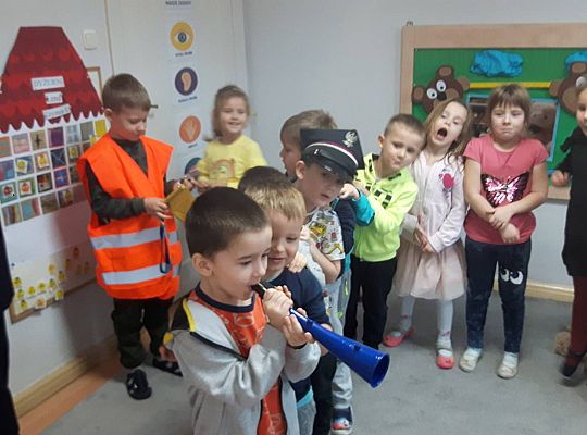 Gr III Tata Wiktorii czyta dzieciom- dzień kolejarza