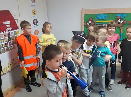 Gr III Tata Wiktorii czyta dzieciom- dzień kolejarza