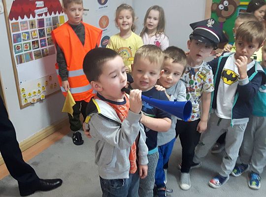 Gr III Tata Wiktorii czyta dzieciom- dzień kolejarza