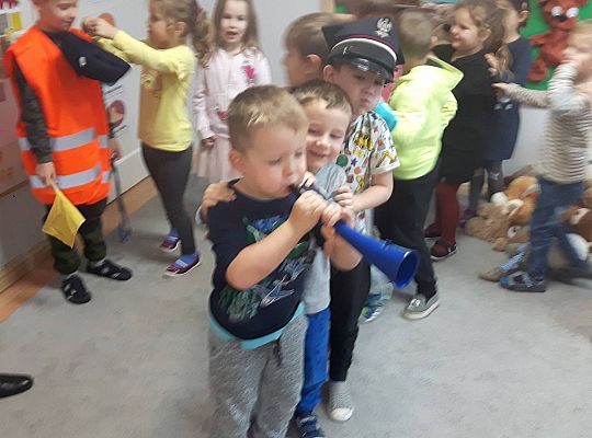 Gr III Tata Wiktorii czyta dzieciom- dzień kolejarza