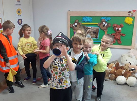 Gr III Tata Wiktorii czyta dzieciom- dzień kolejarza