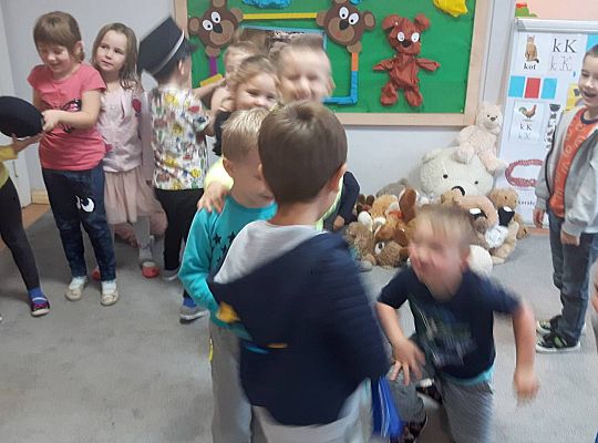 Gr III Tata Wiktorii czyta dzieciom- dzień kolejarza