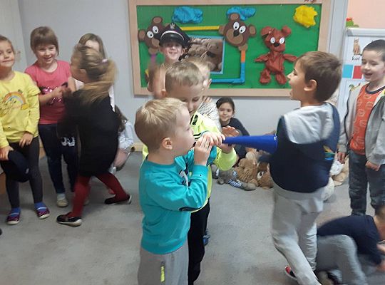 Gr III Tata Wiktorii czyta dzieciom- dzień kolejarza