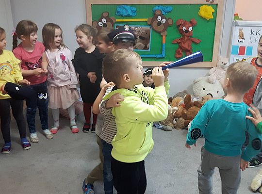 Gr III Tata Wiktorii czyta dzieciom- dzień kolejarza