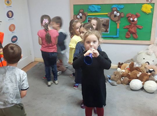 Gr III Tata Wiktorii czyta dzieciom- dzień kolejarza