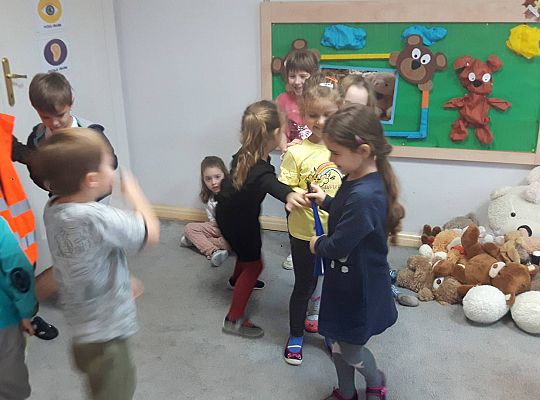 Gr III Tata Wiktorii czyta dzieciom- dzień kolejarza