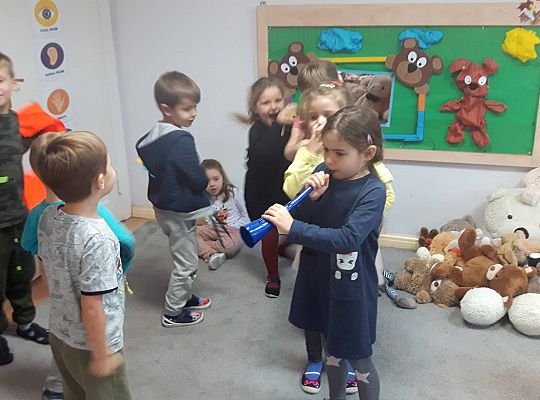 Gr III Tata Wiktorii czyta dzieciom- dzień kolejarza