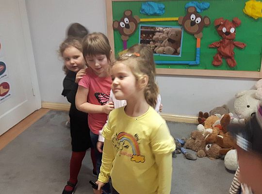 Gr III Tata Wiktorii czyta dzieciom- dzień kolejarza