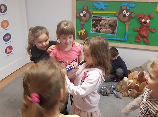 Gr III Tata Wiktorii czyta dzieciom- dzień kolejarza