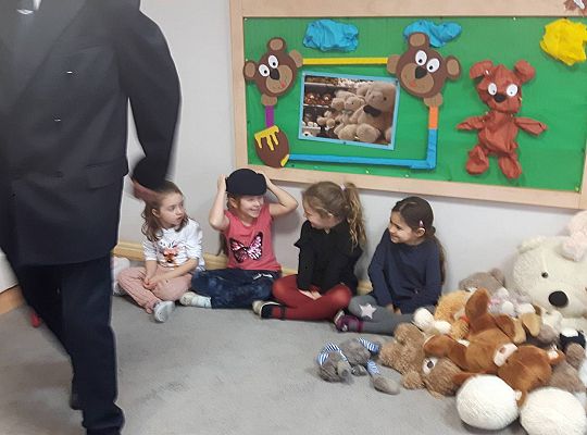 Gr III Tata Wiktorii czyta dzieciom- dzień kolejarza