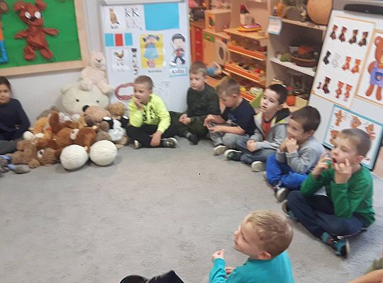 Gr III Tata Wiktorii czyta dzieciom- dzień kolejarza