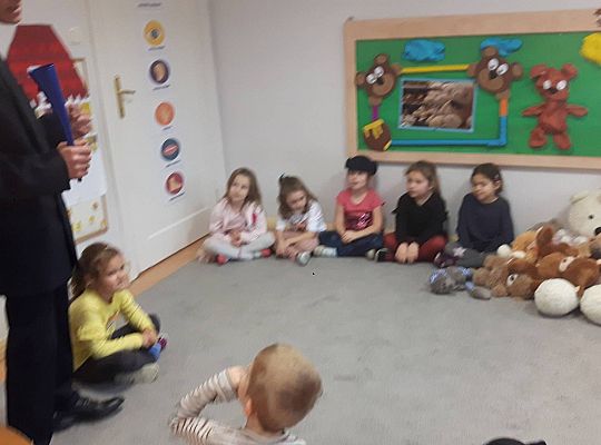 Gr III Tata Wiktorii czyta dzieciom- dzień kolejarza