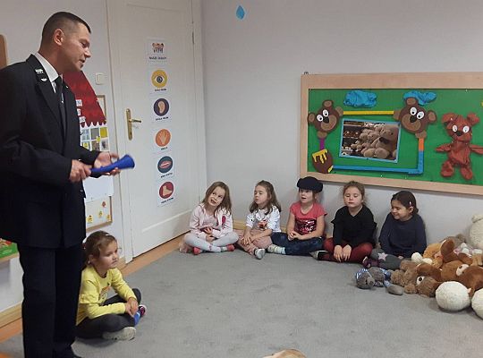 Gr III Tata Wiktorii czyta dzieciom- dzień kolejarza