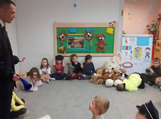 Gr III Tata Wiktorii czyta dzieciom- dzień kolejarza