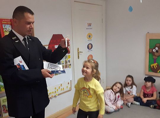 Gr III Tata Wiktorii czyta dzieciom- dzień kolejarza