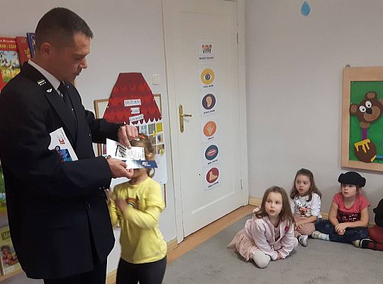 Gr III Tata Wiktorii czyta dzieciom- dzień kolejarza