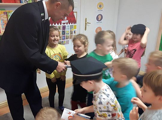 Gr III Tata Wiktorii czyta dzieciom- dzień kolejarza