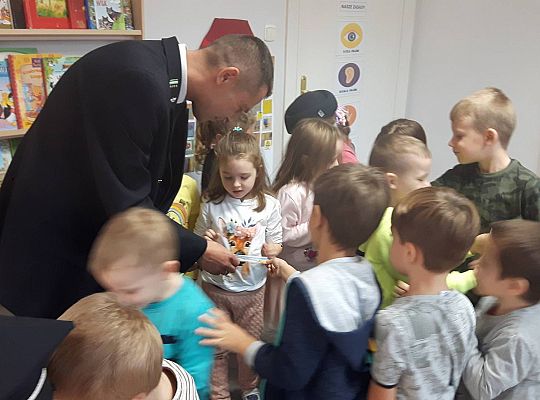 Gr III Tata Wiktorii czyta dzieciom- dzień kolejarza