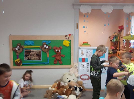 Gr III Tata Wiktorii czyta dzieciom- dzień kolejarza