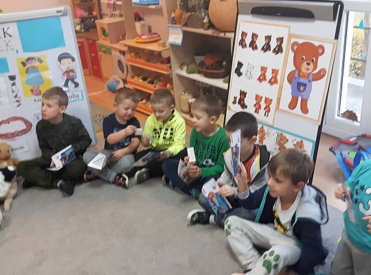 Gr III Tata Wiktorii czyta dzieciom- dzień kolejarza