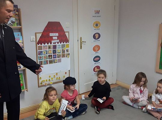 Gr III Tata Wiktorii czyta dzieciom- dzień kolejarza