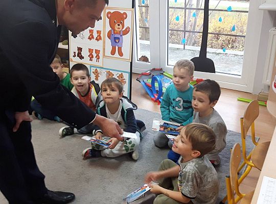 Gr III Tata Wiktorii czyta dzieciom- dzień kolejarza