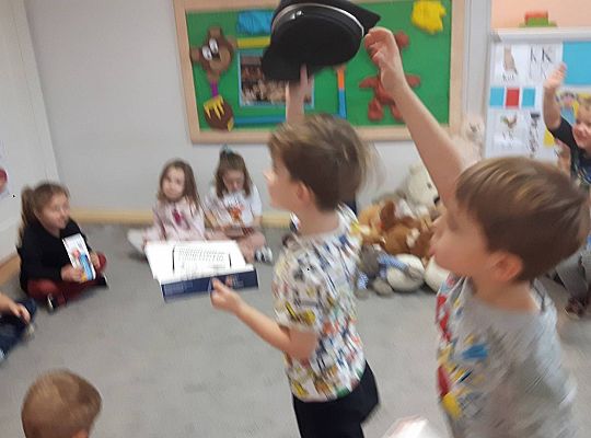 Gr III Tata Wiktorii czyta dzieciom- dzień kolejarza