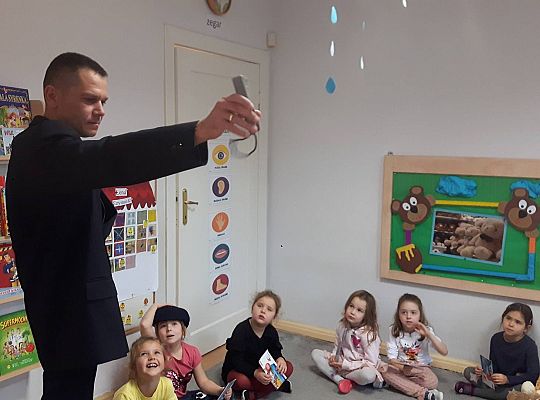 Gr III Tata Wiktorii czyta dzieciom- dzień kolejarza