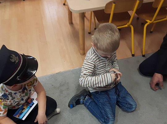 Gr III Tata Wiktorii czyta dzieciom- dzień kolejarza