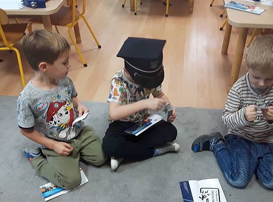 Gr III Tata Wiktorii czyta dzieciom- dzień kolejarza