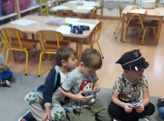 Gr III Tata Wiktorii czyta dzieciom- dzień kolejarza